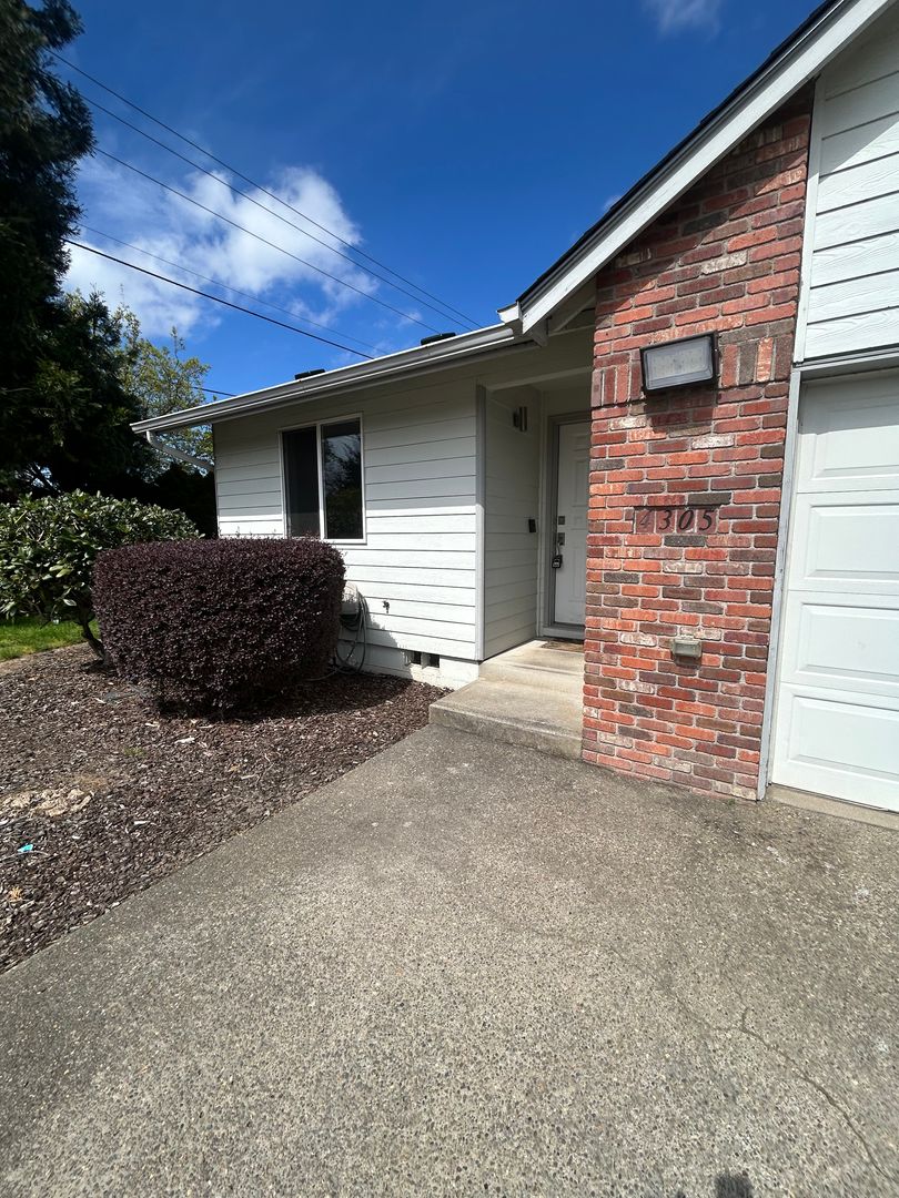 Salem Apartment: 4305 San Francisco Dr NE