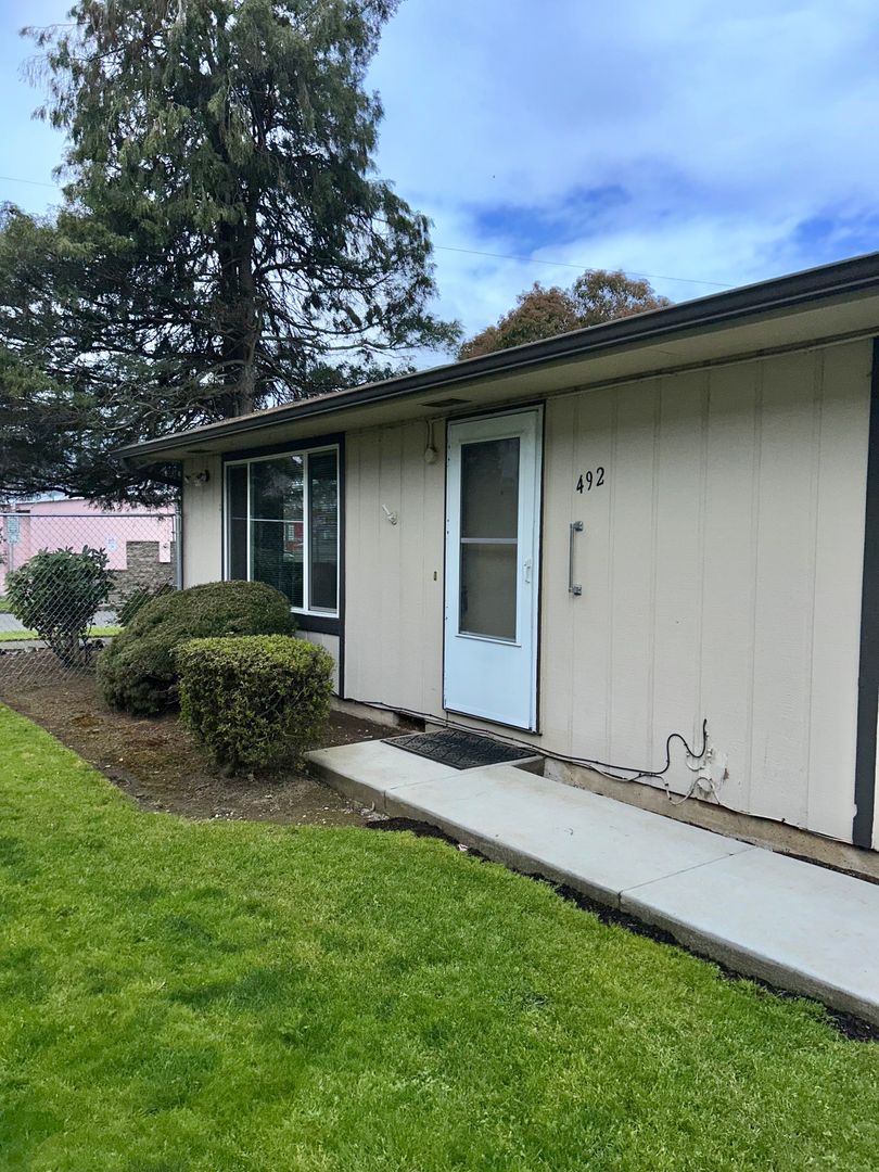 Salem Apartment: 482-494 18th St NE