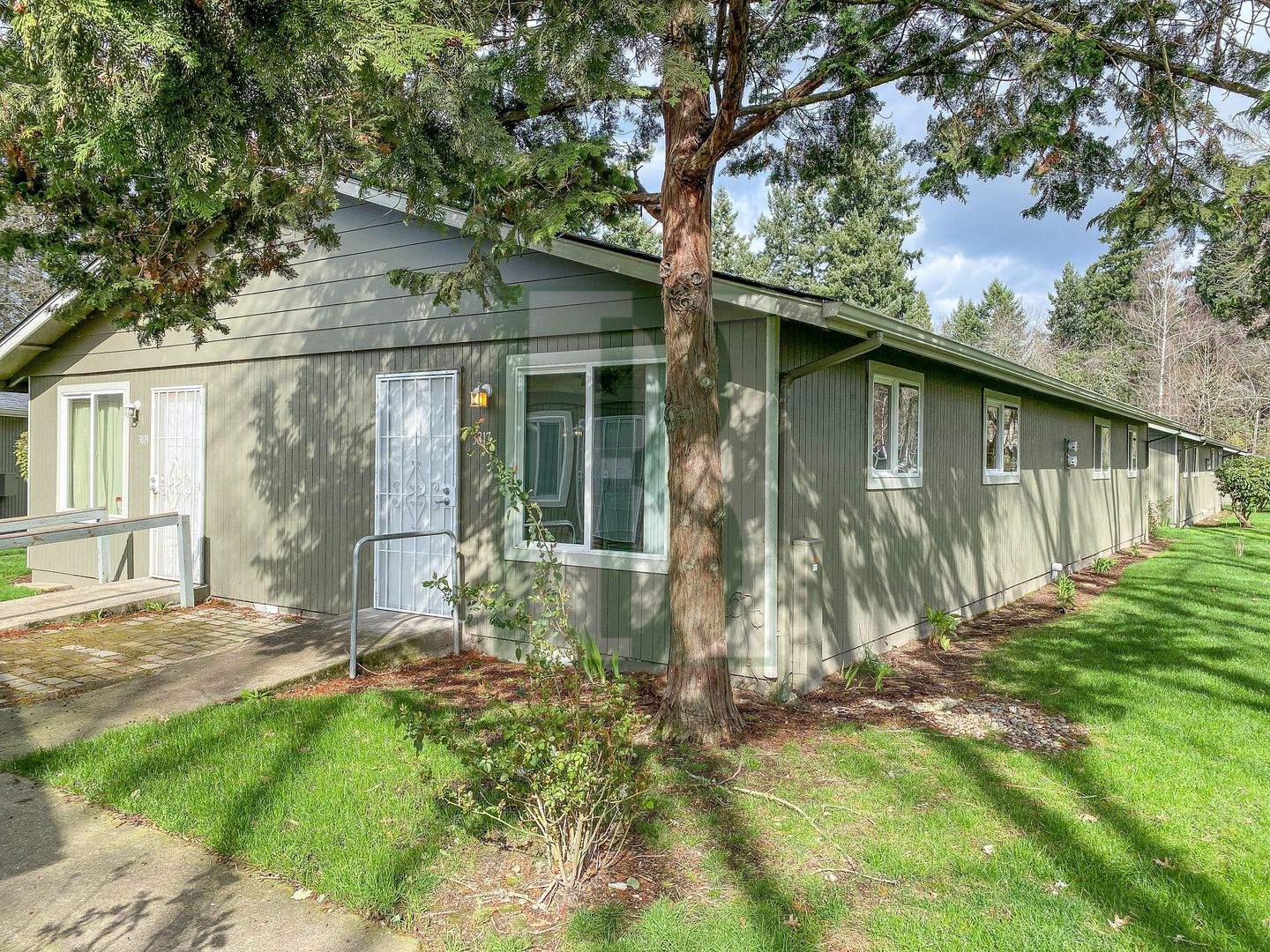 Salem Apartment: 3809-3873 24th Pl NE