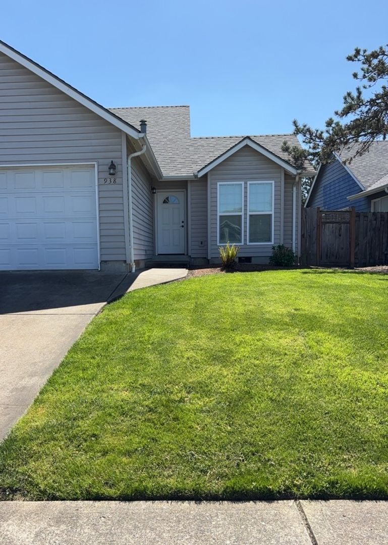Keizer Apartment: 938-940 Boardwalk Ave. NE