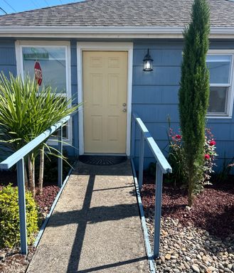 Charming Duplex (Stayton)- Includes Washer/Dryer and Lawn Care