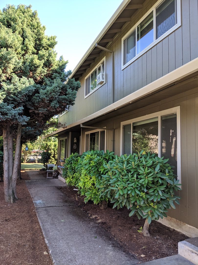 Canby Apartment: 153-157 SE 3rd Ave