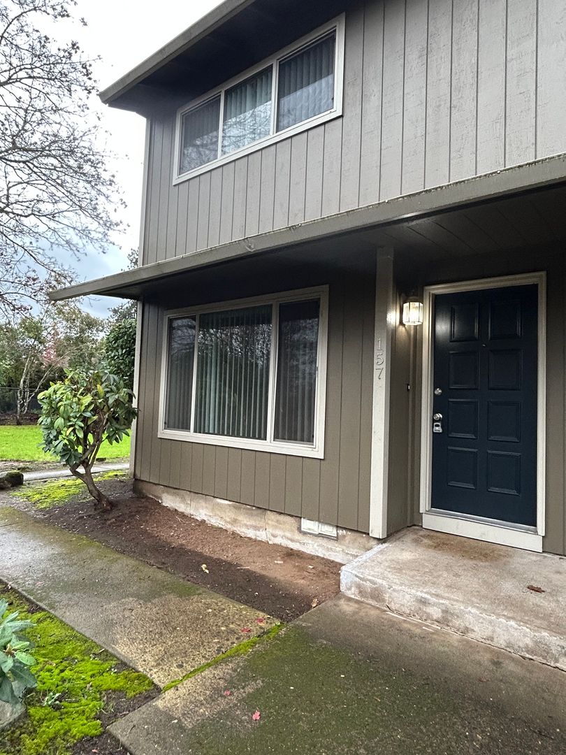 Canby Apartment: 153-157 SE 3rd Ave