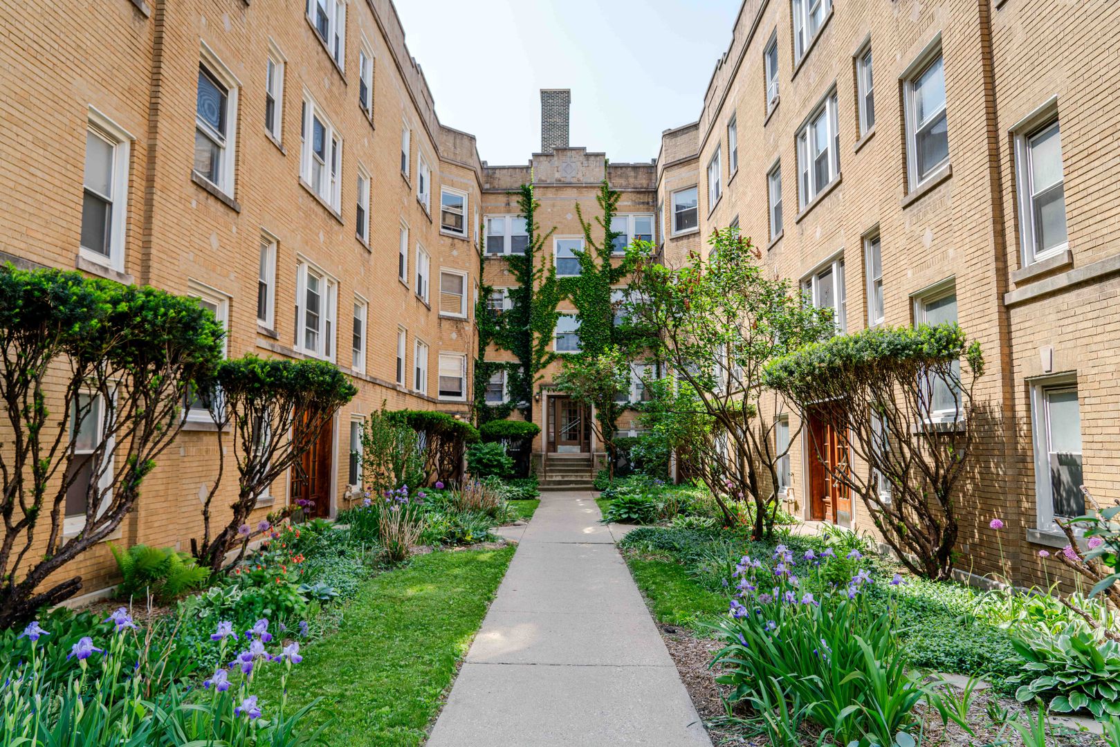 Chicago Apartment: 2557-2565 W. Montrose Ave