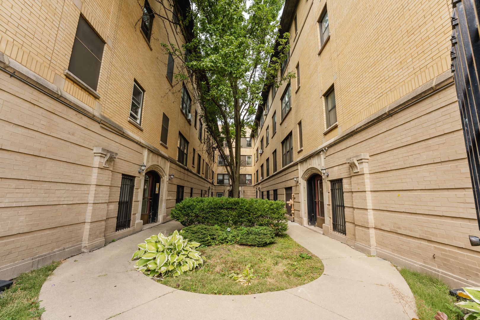 Chicago Apartment: 3146-3170 W. Eastwood Ave