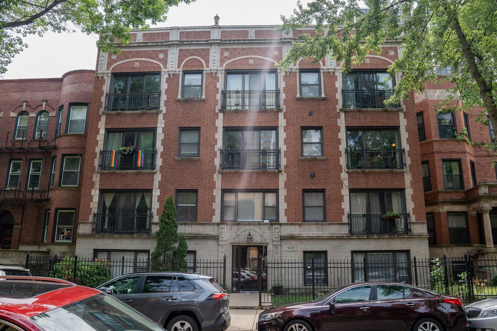 Chicago Apartment: 931 W Leland Ave