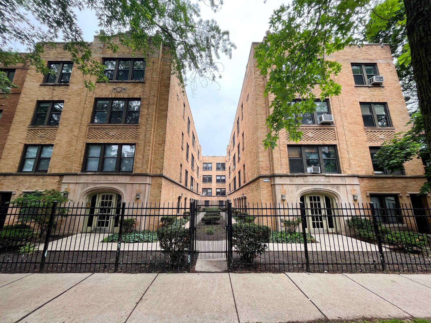 Chicago Apartment: 1228-1234 W. Carmen Ave
