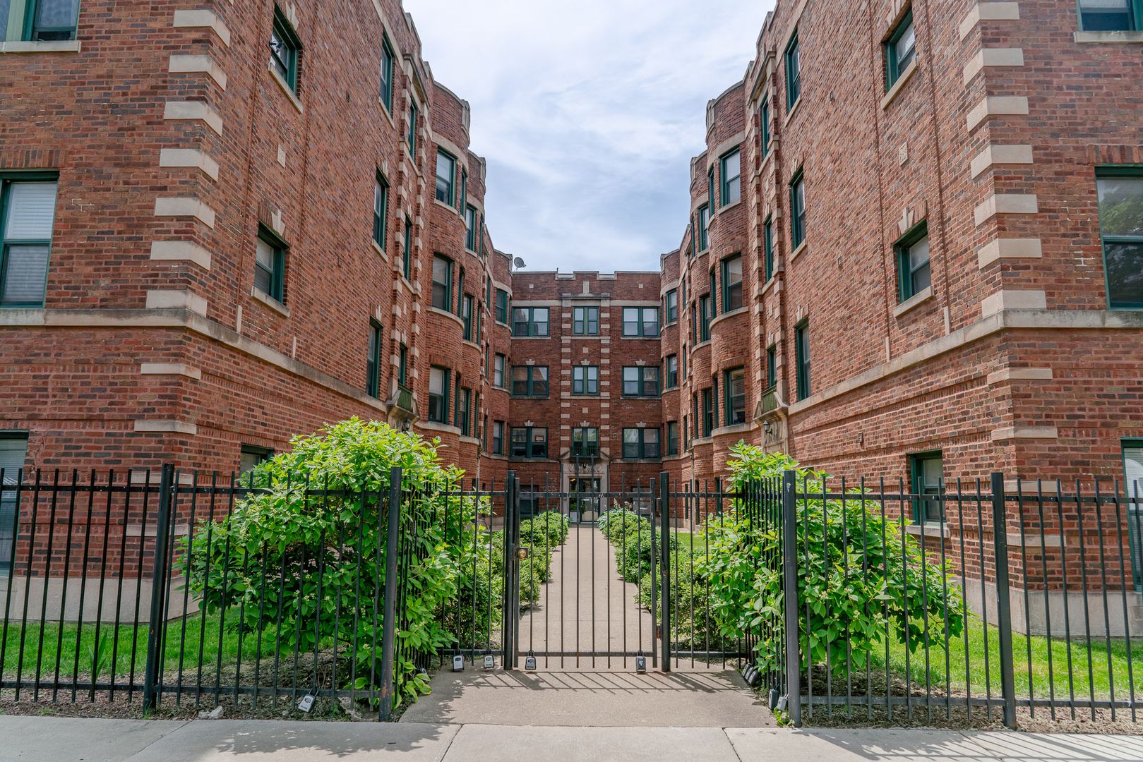 Chicago Apartment: 3001-3009 W. Gunnison St