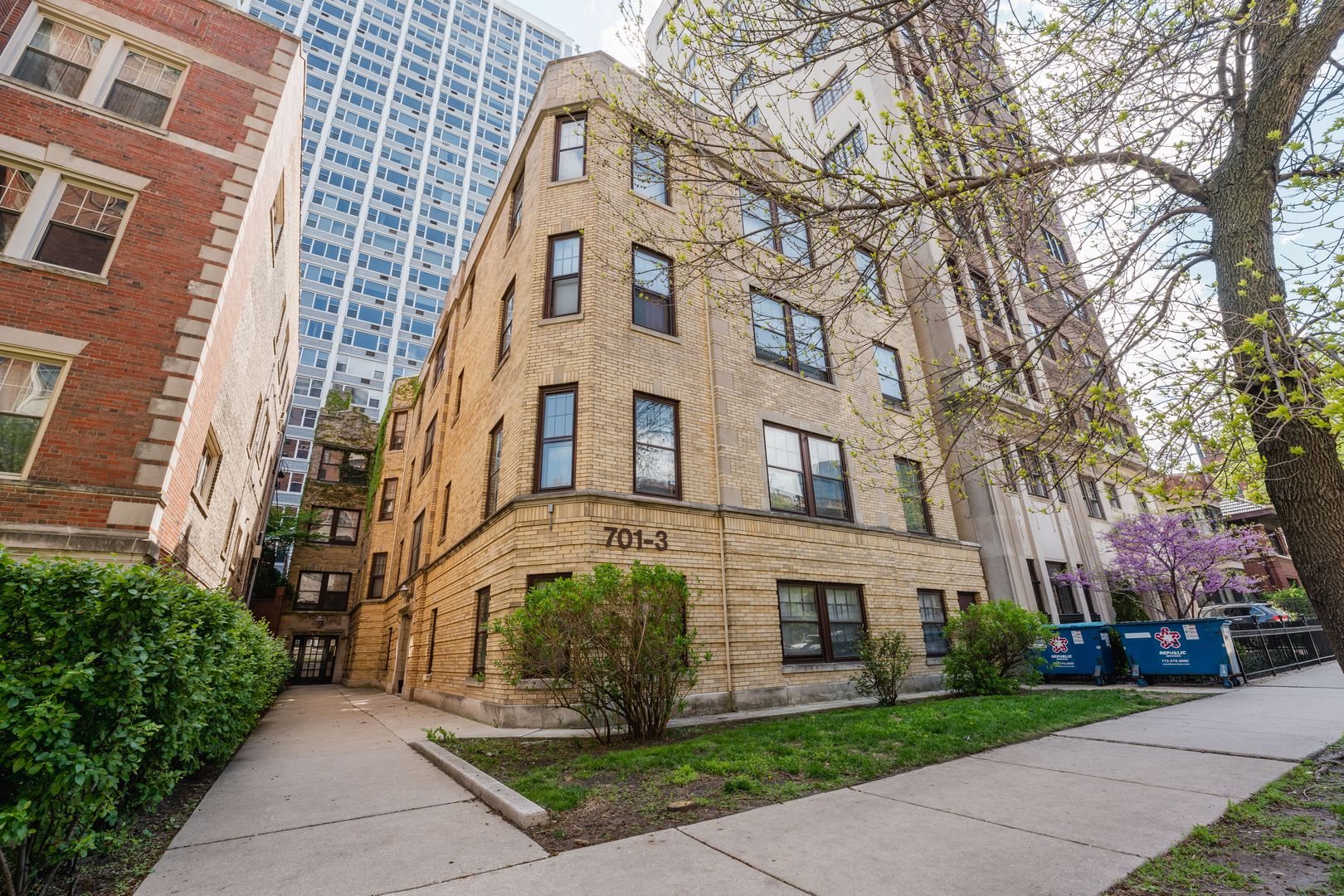 Chicago Apartment: 701-703 W. Junior Terrace