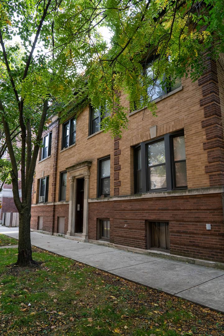 Chicago Apartment: 1615-1617 W. Waveland Ave