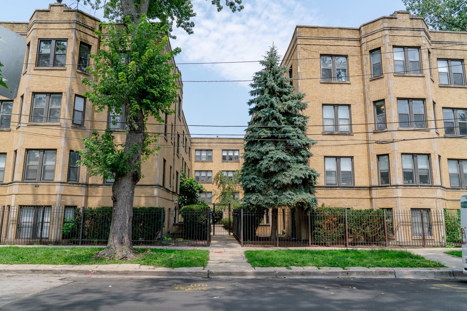 Chicago Apartment: 3002-10 W Ainslie St