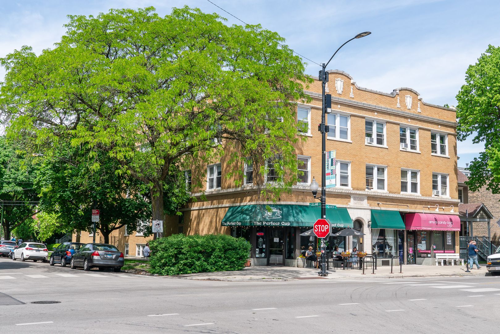 Chicago Apartment: 2004-2010 W. Leland Ave