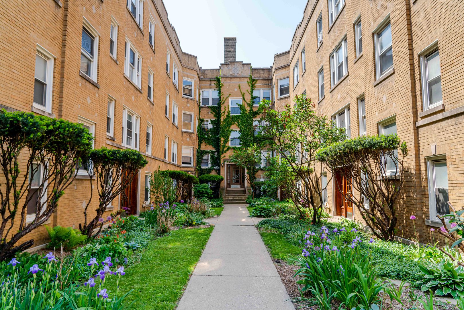 Chicago Apartment: 2557-2565 W. Montrose Ave