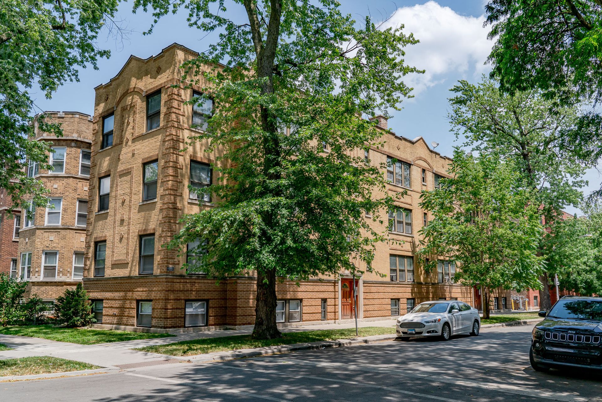 Chicago Apartment: 2620 W. Gunnison St. #1