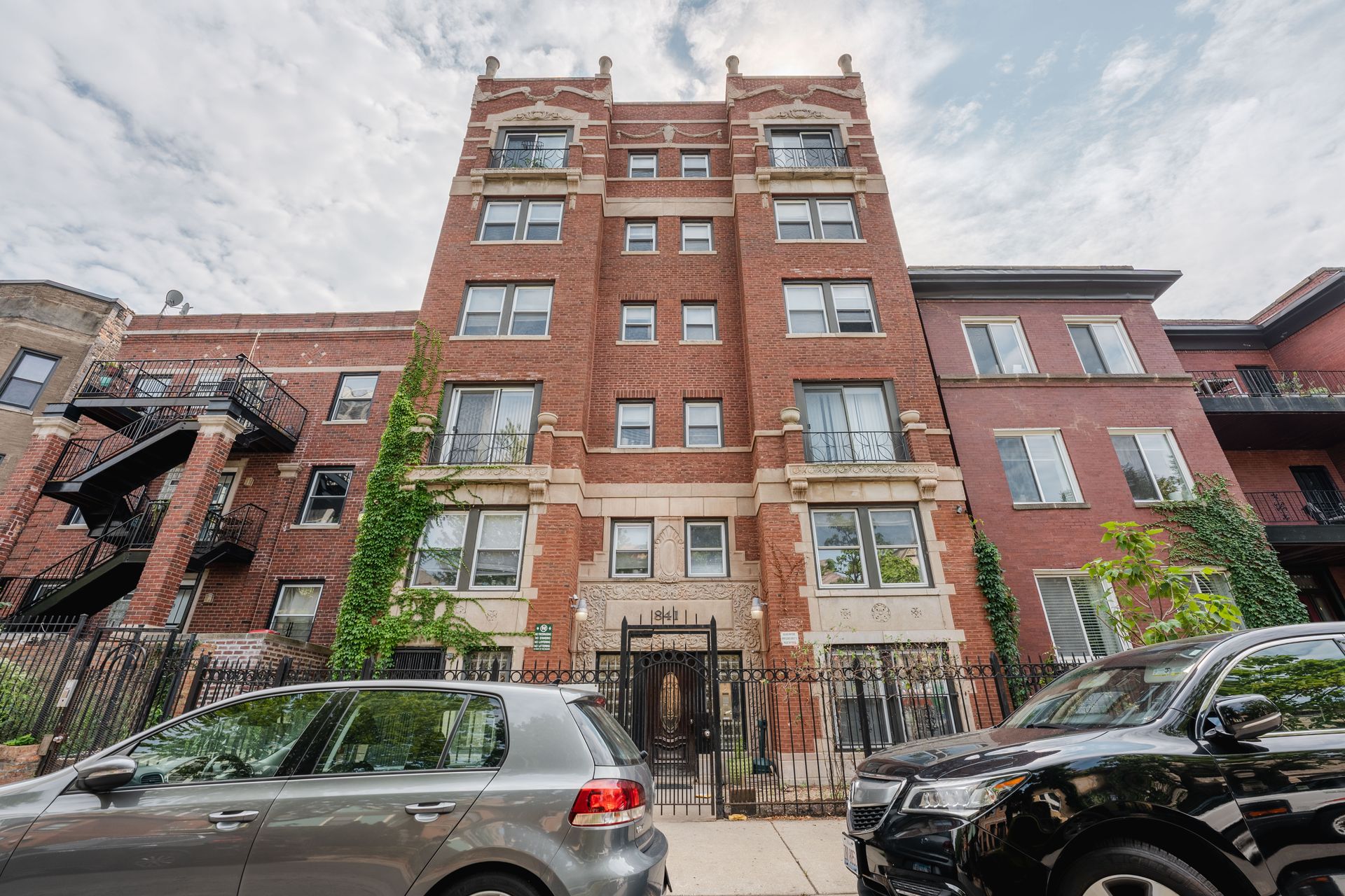 Chicago Apartment: 841 W Windsor Ave #3A