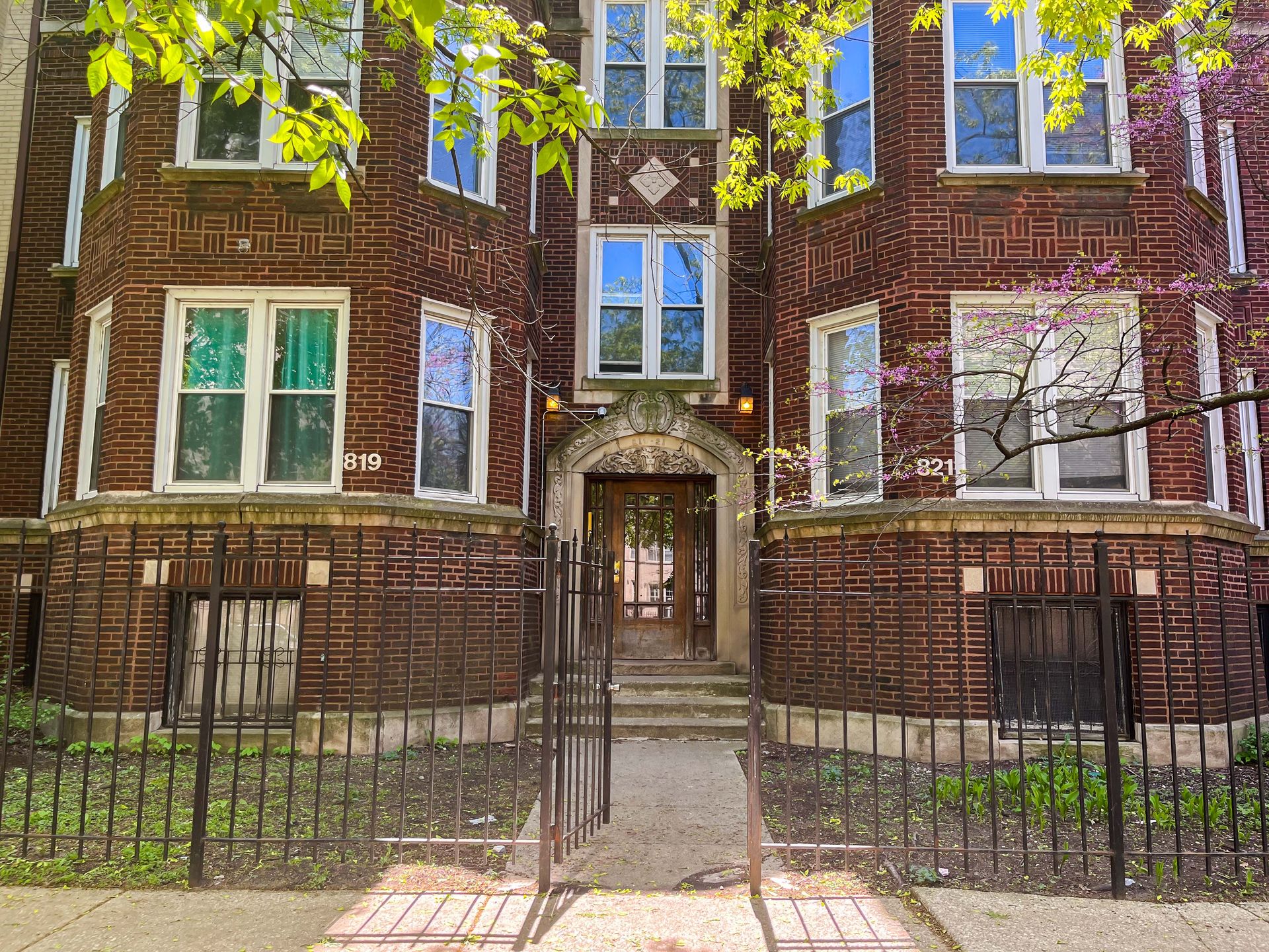 Chicago Apartment: 821 W. Sunnyside Ave #2
