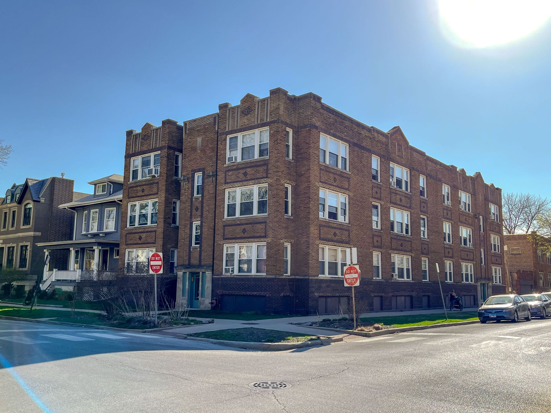 Chicago Apartment: 2209 W. Byron St., #1