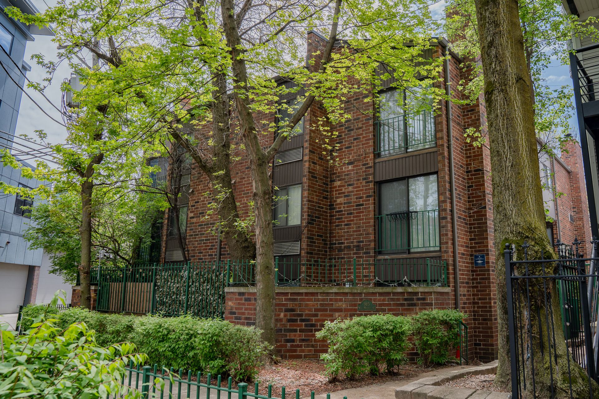 Chicago Apartment: 915 W Montana St, #16