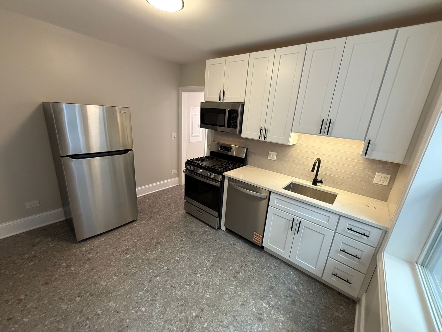 Chicago Apartment: 6414-6416-6418-6422-6424 N Richmond St.