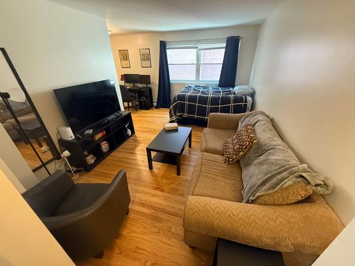 #566 Top floor large studio with hardwood floors and tons of closet space (Heat, water, and trash included in the rent) – photo 1