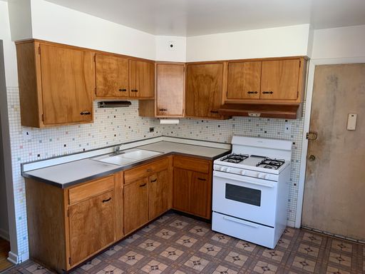 Large One bedroom with wood floors, tons of light, heat included – photo 1