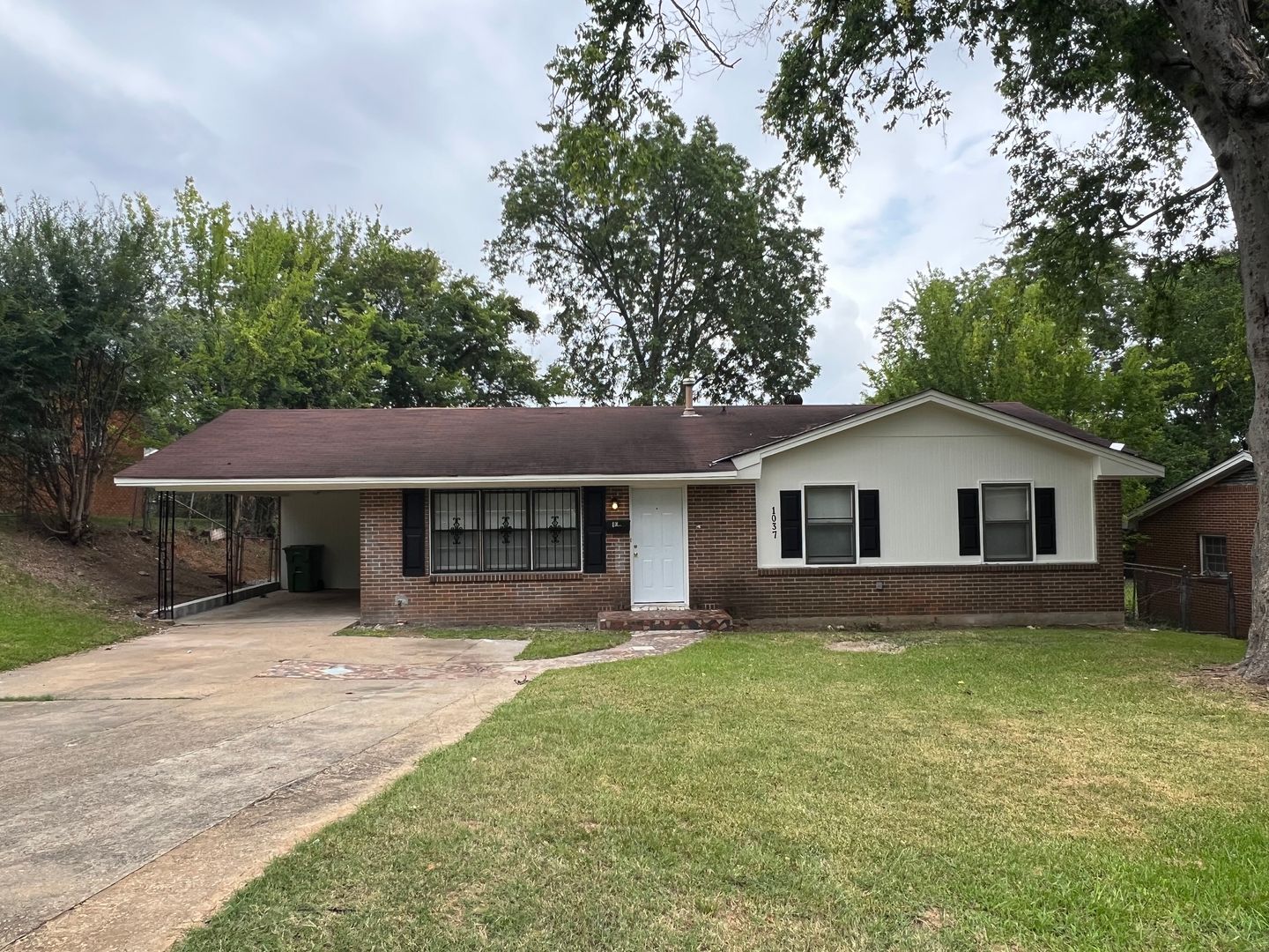 Montgomery House: 1037 Washington Avenue