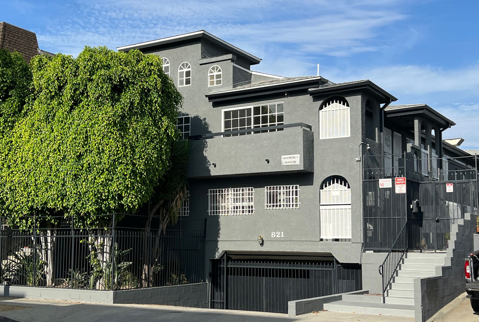 Los Angeles Apartment: 821 S Gramercy Drive