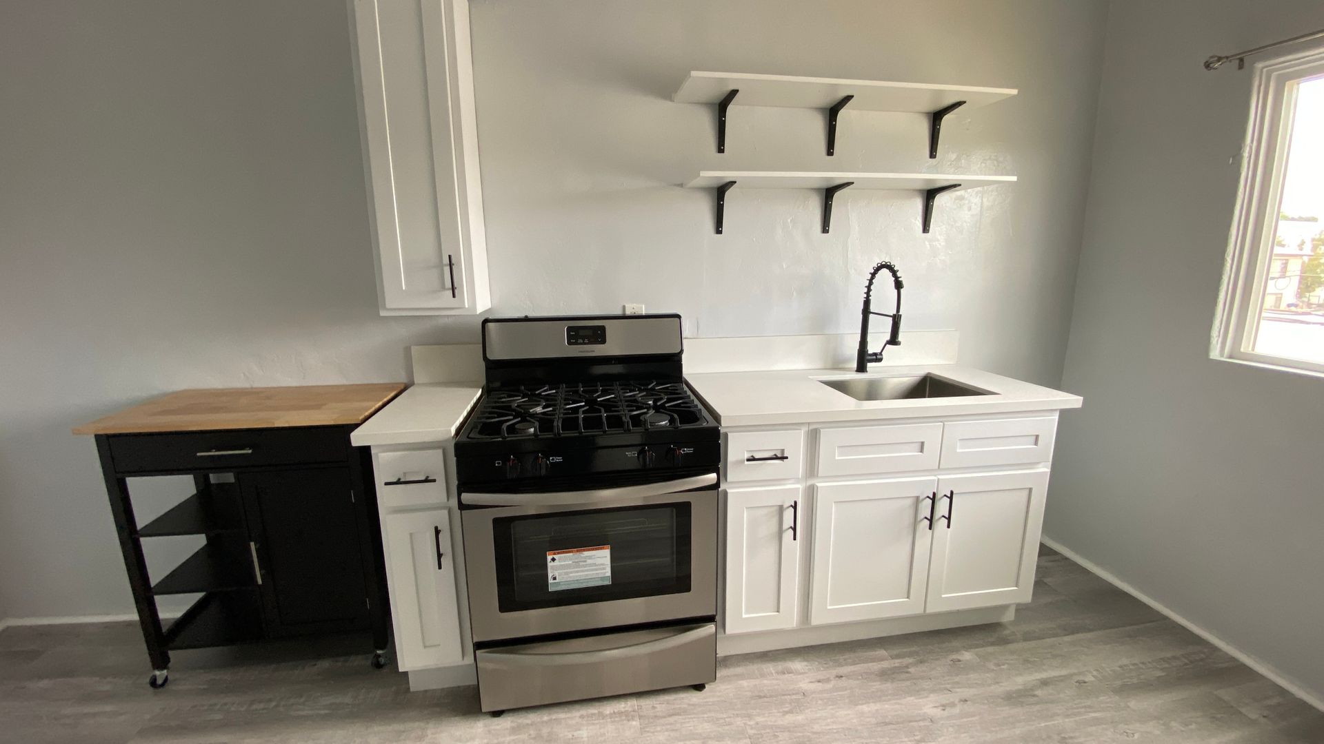 Los Angeles Apartment: 170 S Mountain View Ave.