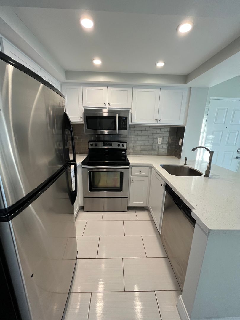 West Palm Beach Condo: 714 Executive Center Dr., #38