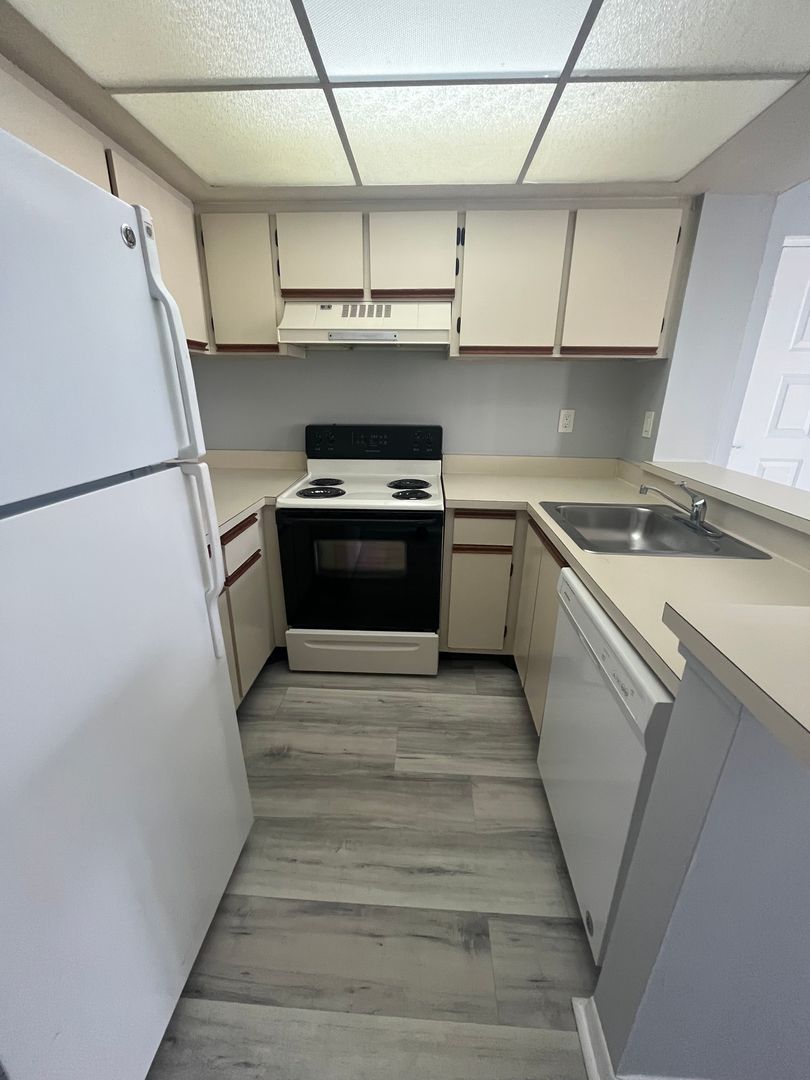 West Palm Beach Condo: 752 Executive Center Dr., #110