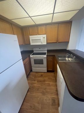 ONE BEDROOM ONE BATHROOM! WATERFRONT COMMUNITY!!! – photo 1