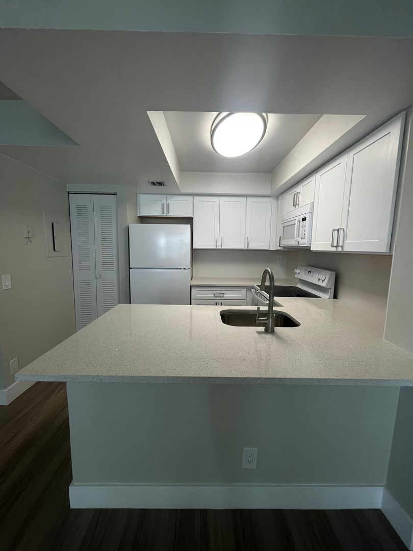 West Palm Beach Condo: 752 Executive Center Dr., #24