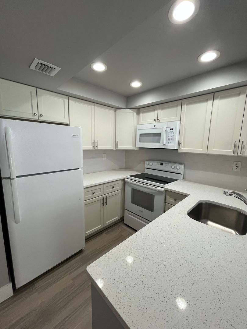 West Palm Beach Condo: 752 Executive Center Dr., #28