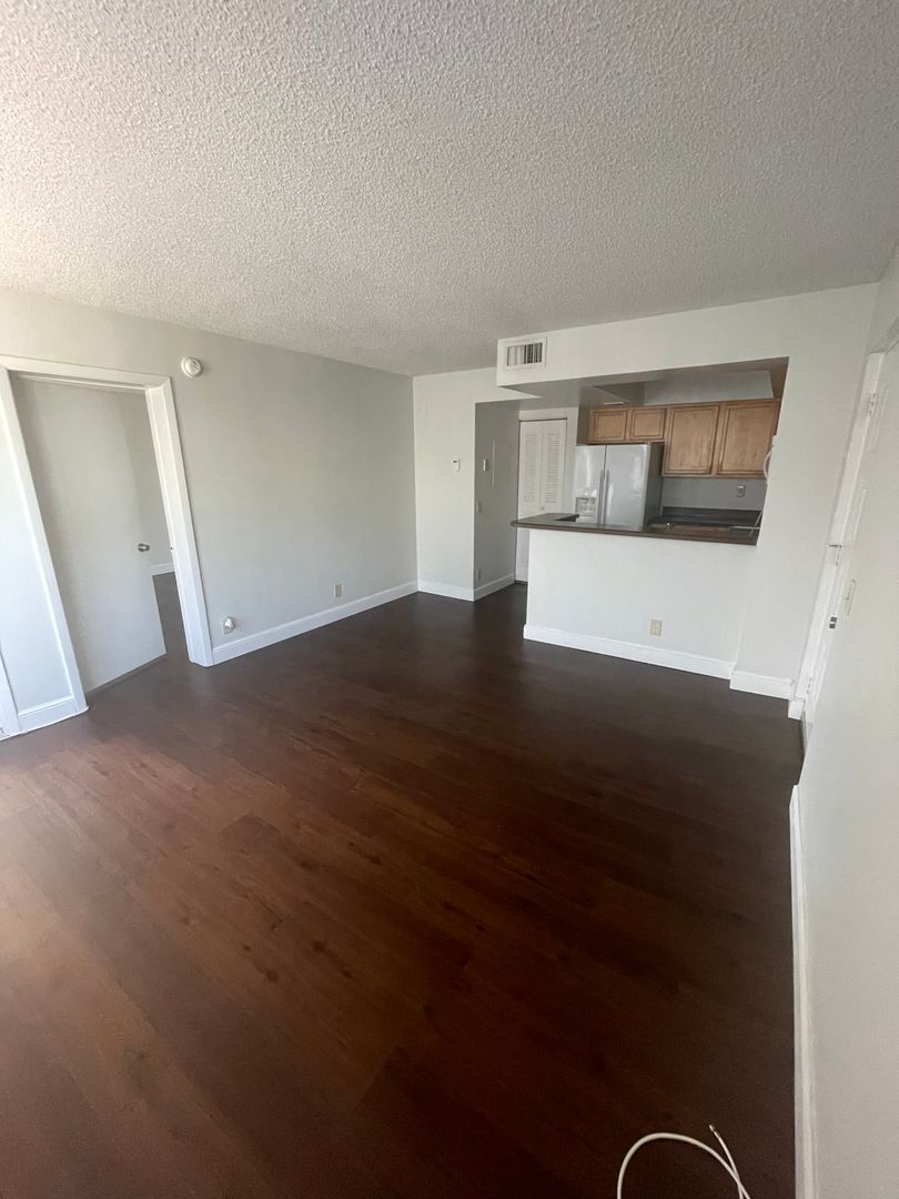 West Palm Beach Condo: 700 Executive Center Dr., #210