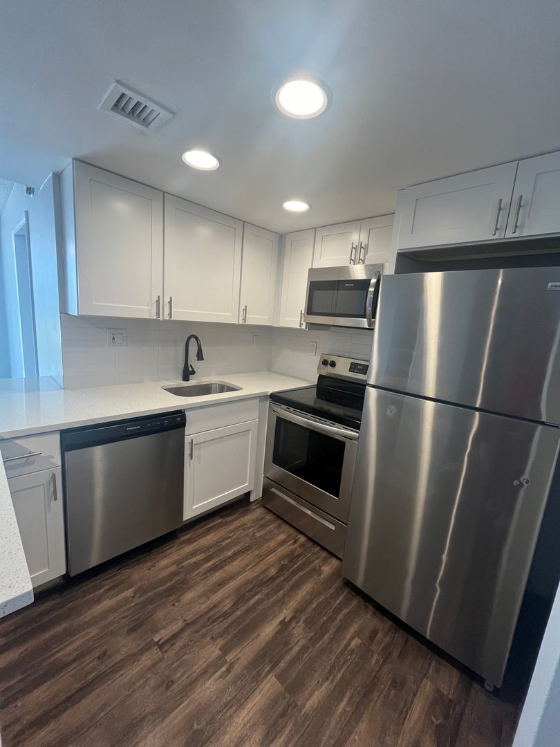 West Palm Beach Condo: 706 Executive Center Dr., #14