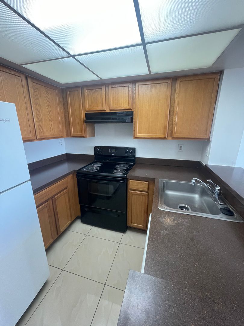 West Palm Beach Condo: 708 Executive Center Dr., #32, FL 33401