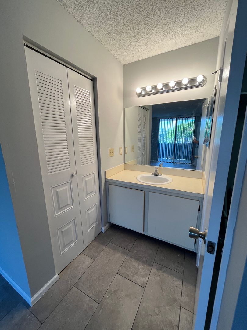 West Palm Beach Condo: 718 Executive Center Dr., #22