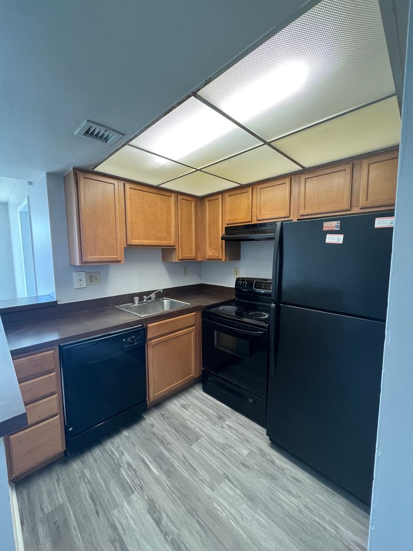West Palm Beach Condo: 706 Executive Center Dr., #34