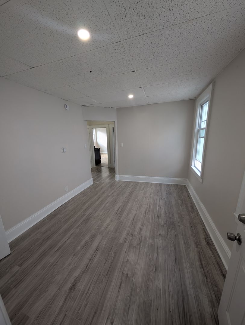 Newark Apartment: 195 Lehigh Ave