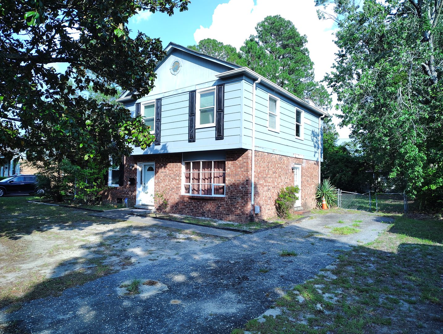 Fayetteville House: 515 Farmview Drive