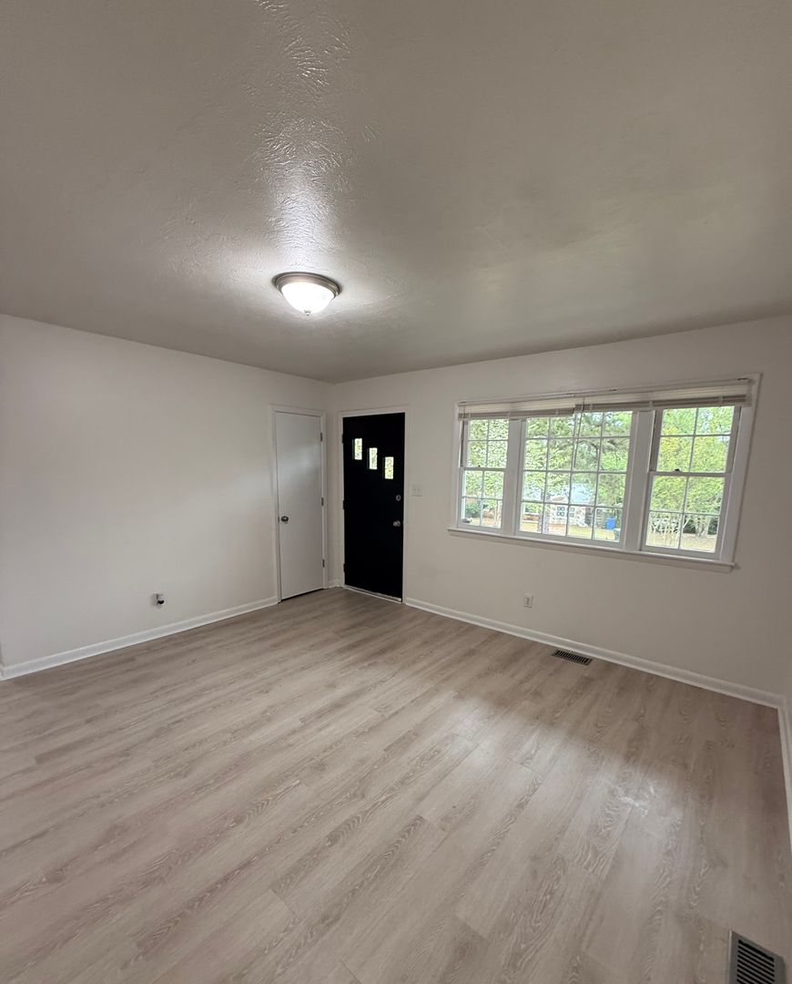 825 Oakcrest 2 of 8
