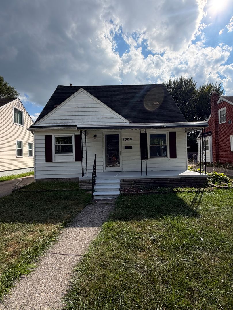 Harper Woods House: 20640 Kenosha St