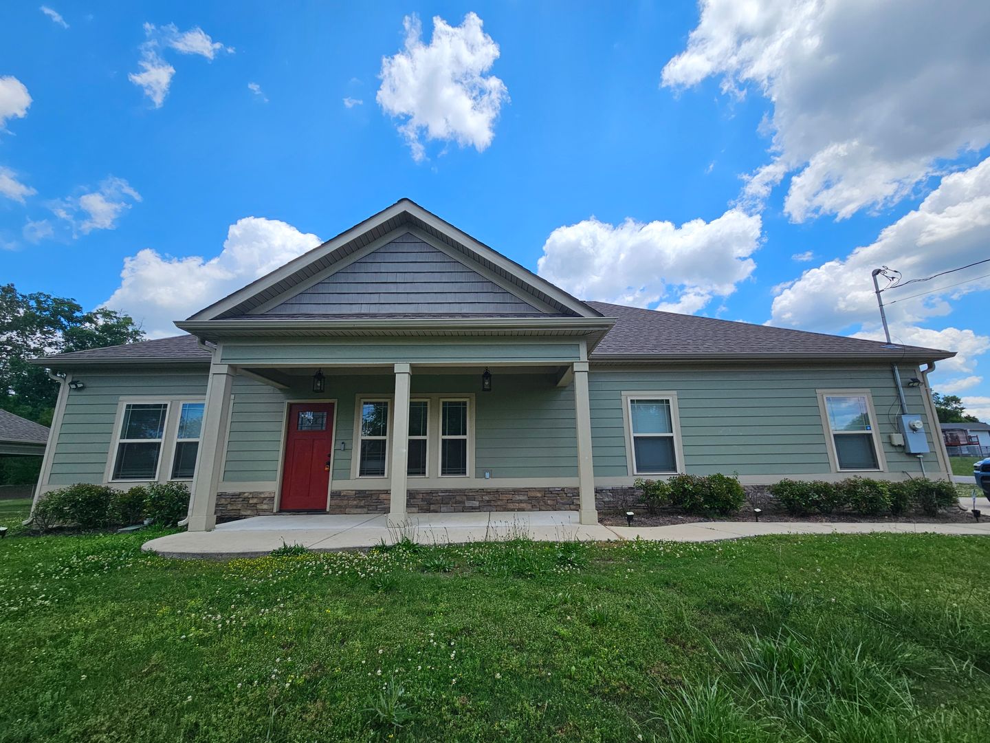 Rossville Apartment: Roy Avenue