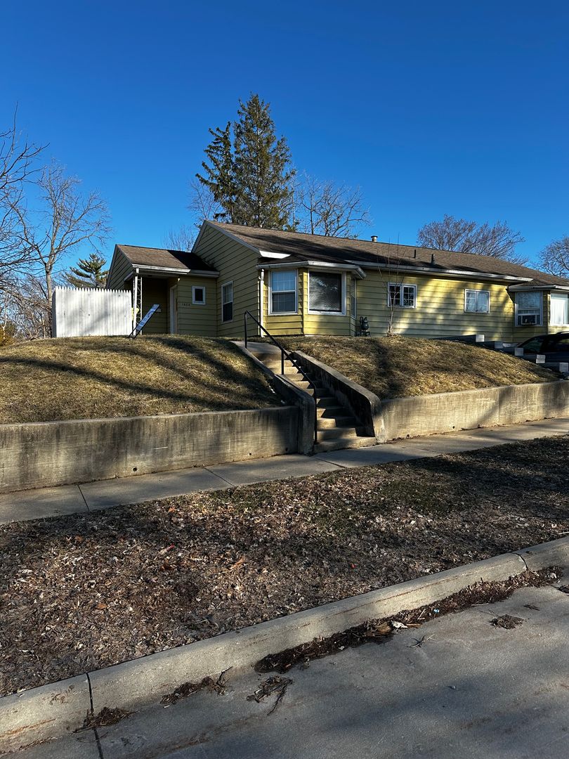 Cedar Falls Apartment: 1604 College St