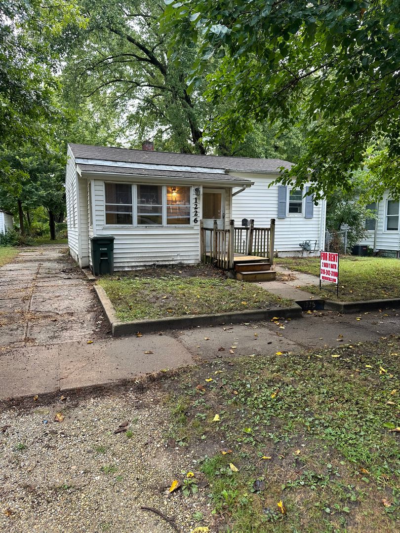 Waterloo House: 1226 Lincoln St.