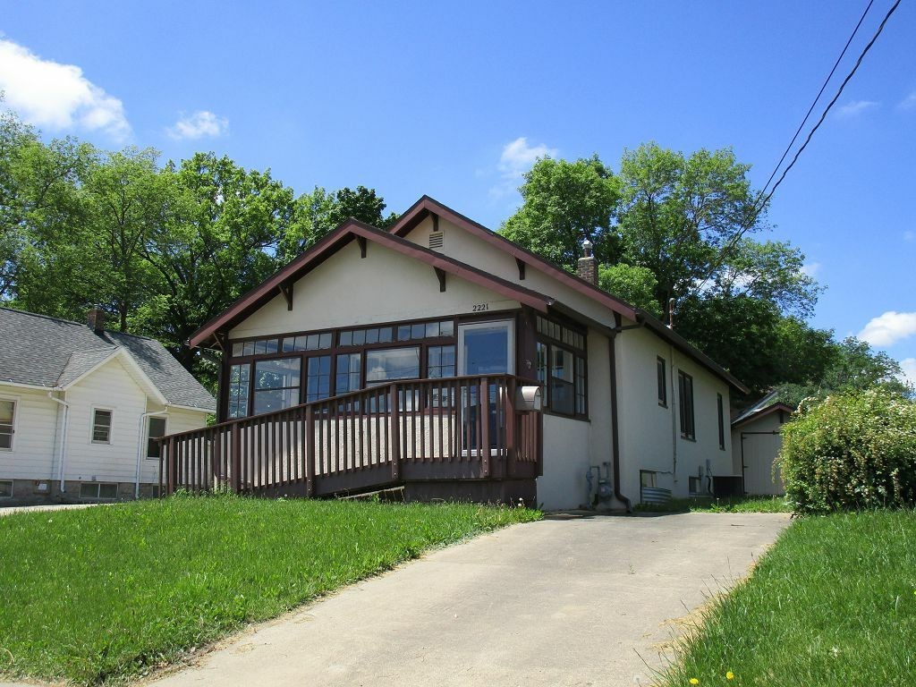 Cedar Falls House: 2221 Main St