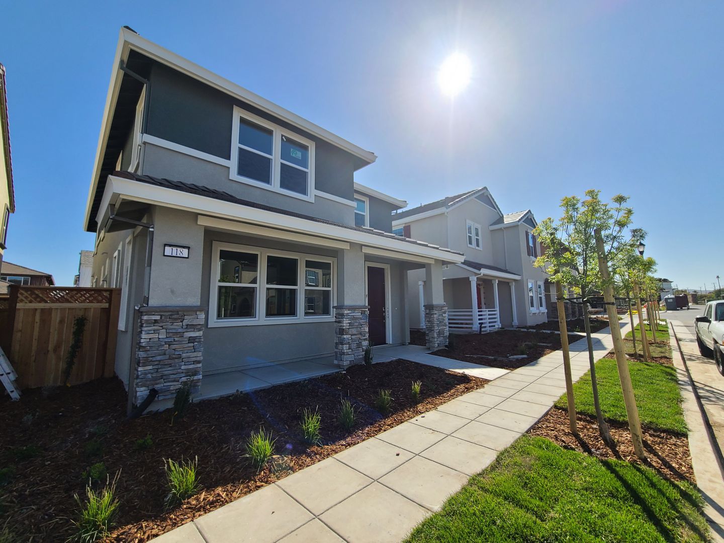 Mountain House House: 118 E Vince St