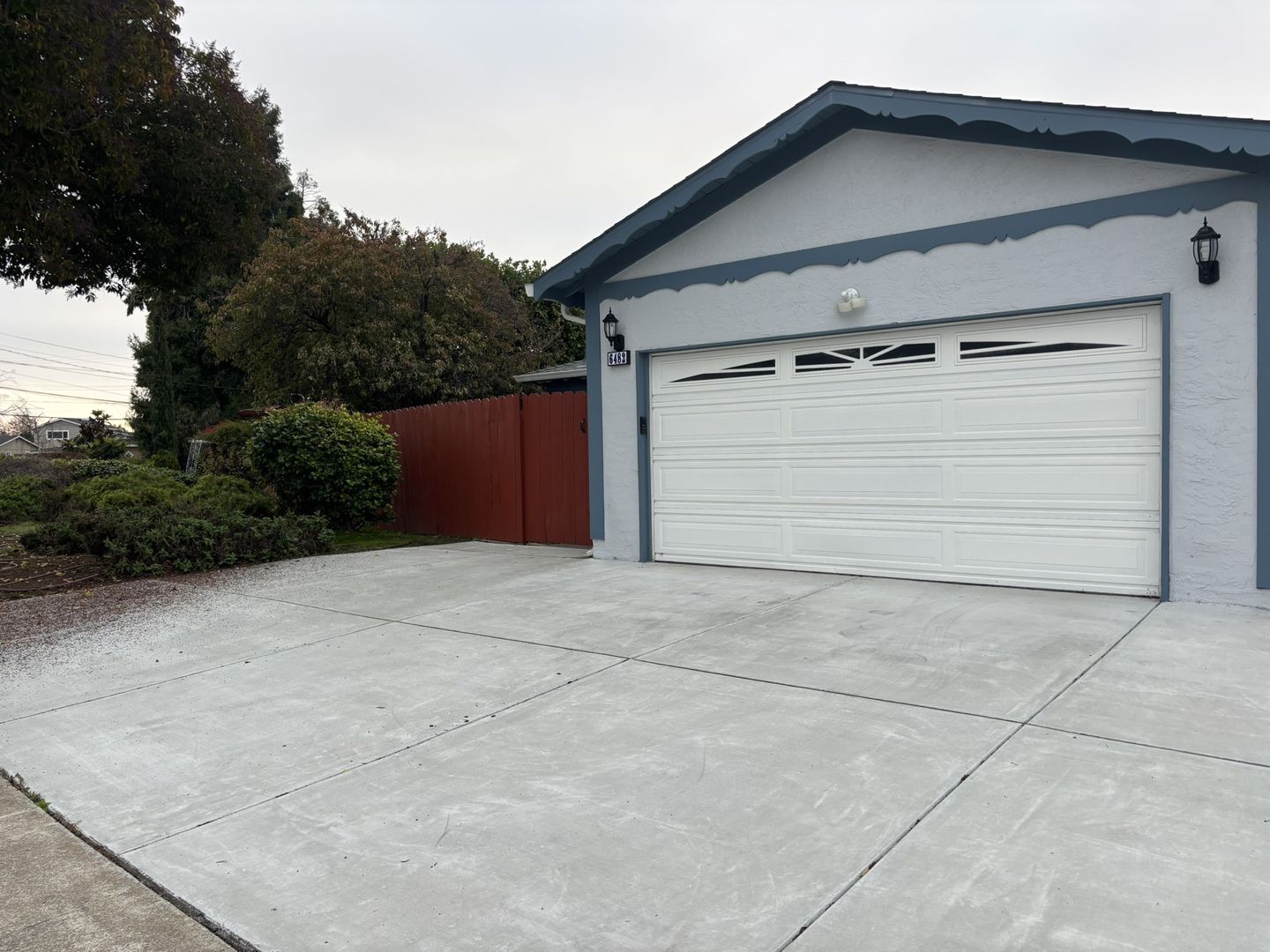 Newark House: 6482 Flanders Dr