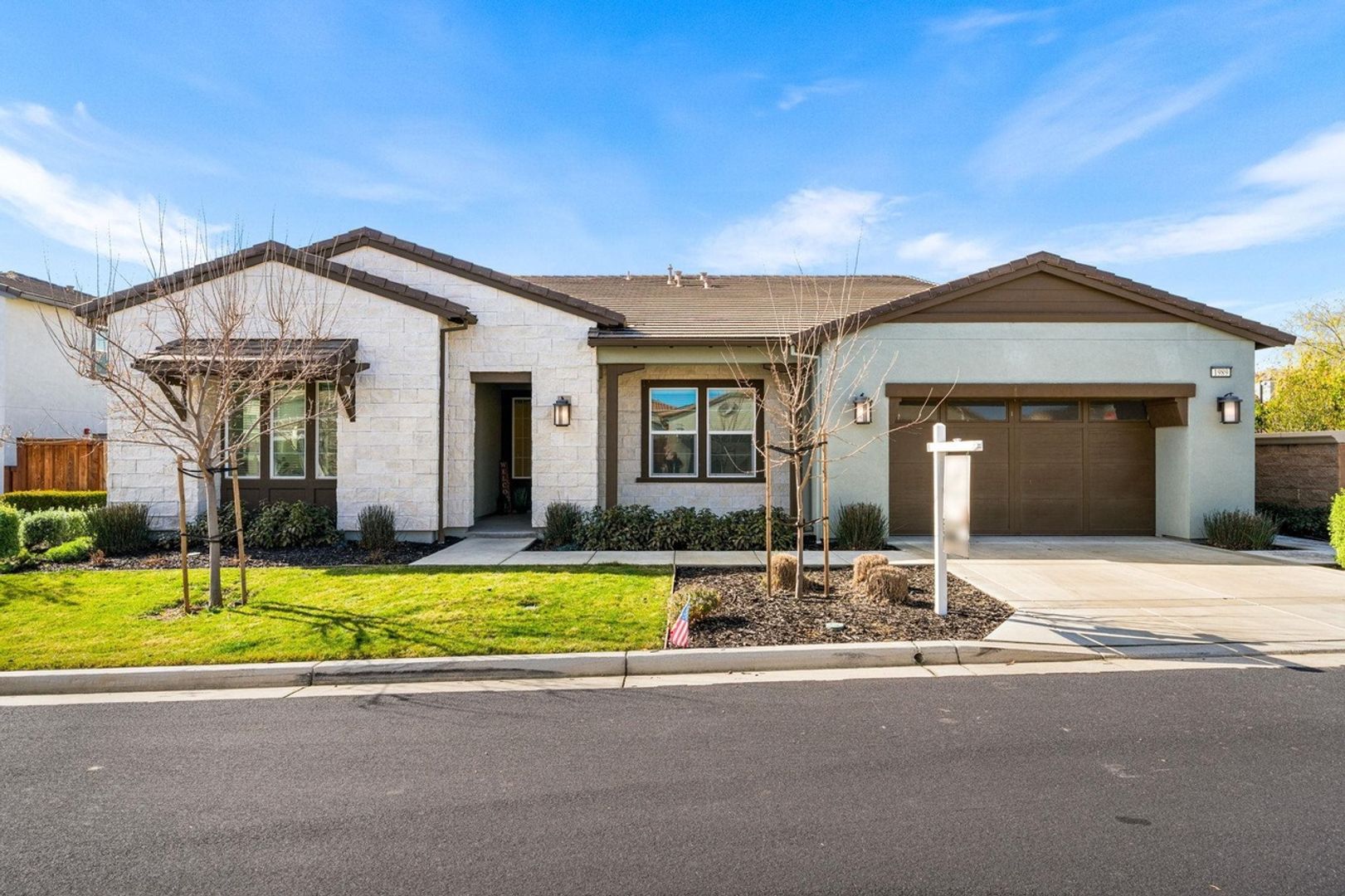 Brentwood House: 1989 Old Vine Pl