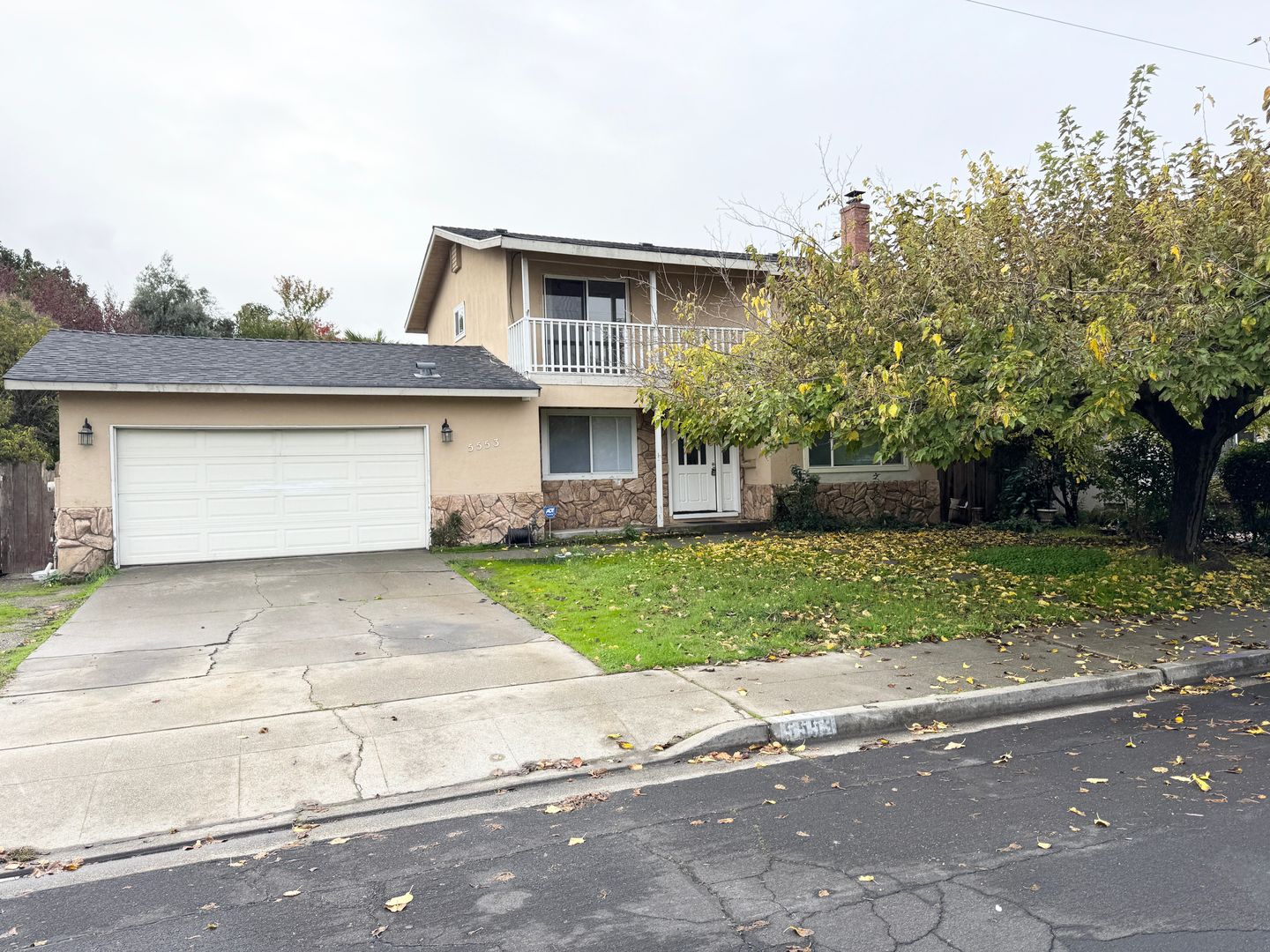 Livermore House: 5553 Crestmont Ave